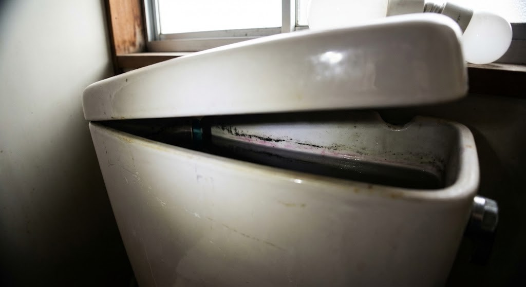 トイレタンク掃除したことない人へ｜放置で起きる5つのリスクと月1で防ぐ簡単対策