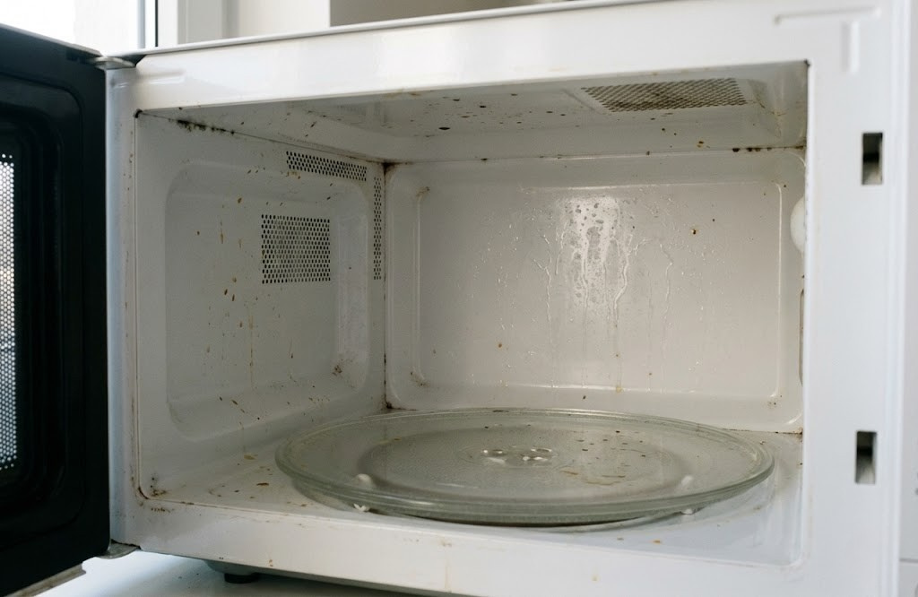 電子レンジにカビはなぜ生える？レンチンでは消えない理由と正しい掃除・対処
