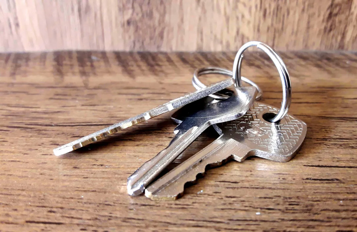 民泊清掃が遅れると大変なことに？スムーズな鍵の受け渡しと清掃連携の重要性