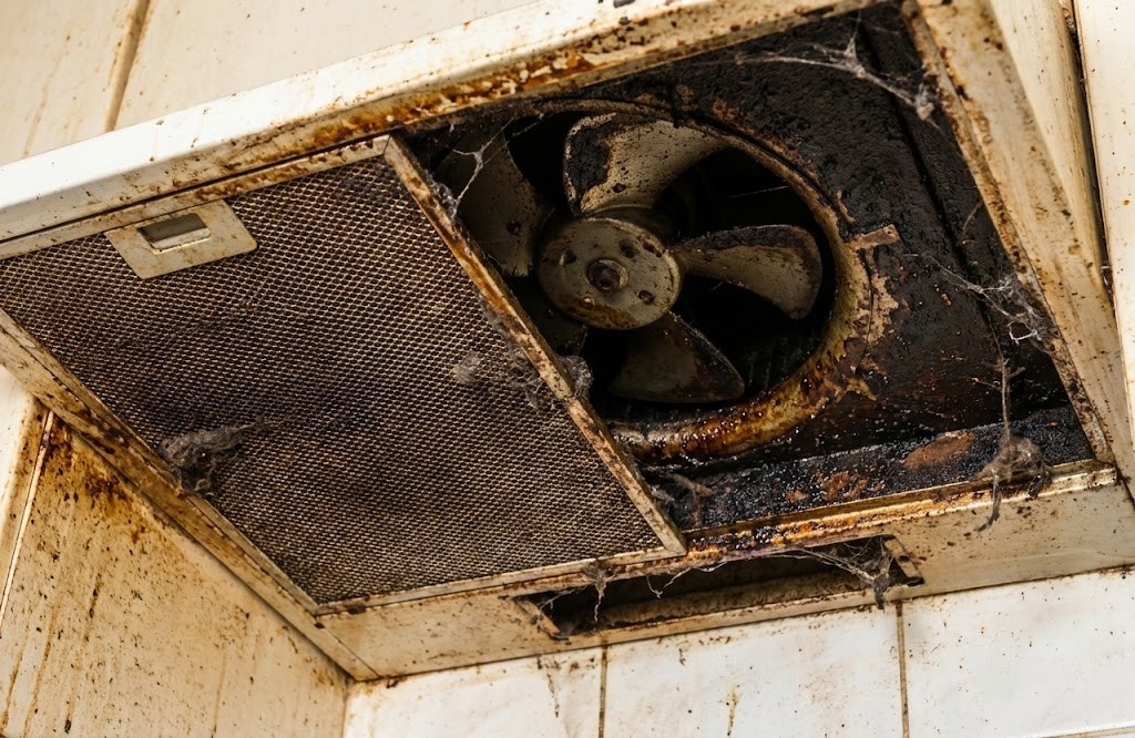 換気扇を10年掃除してない｜放置すると危険？自分で掃除できる範囲の目安